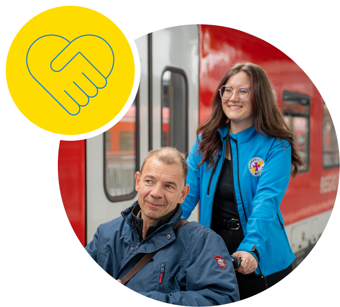 Ehrenamtliche der Bahnhofsmission Würzburg hilft einem Reisenden im Rollstuhl am Gleis
